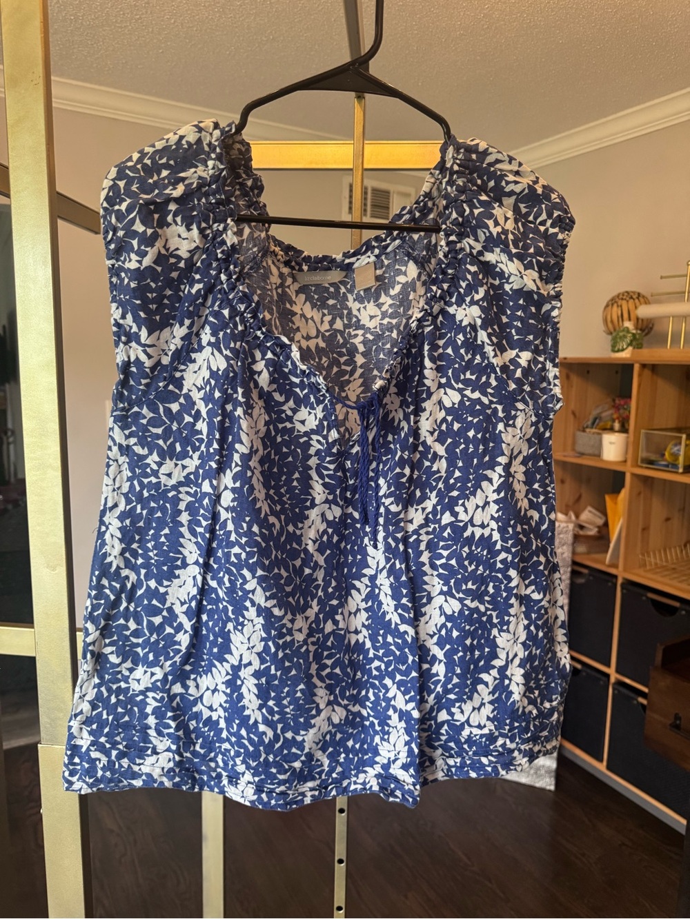 Liz Claiborne 100% linen Blue and White Floral Sleeveless Tie-Neck Blouse